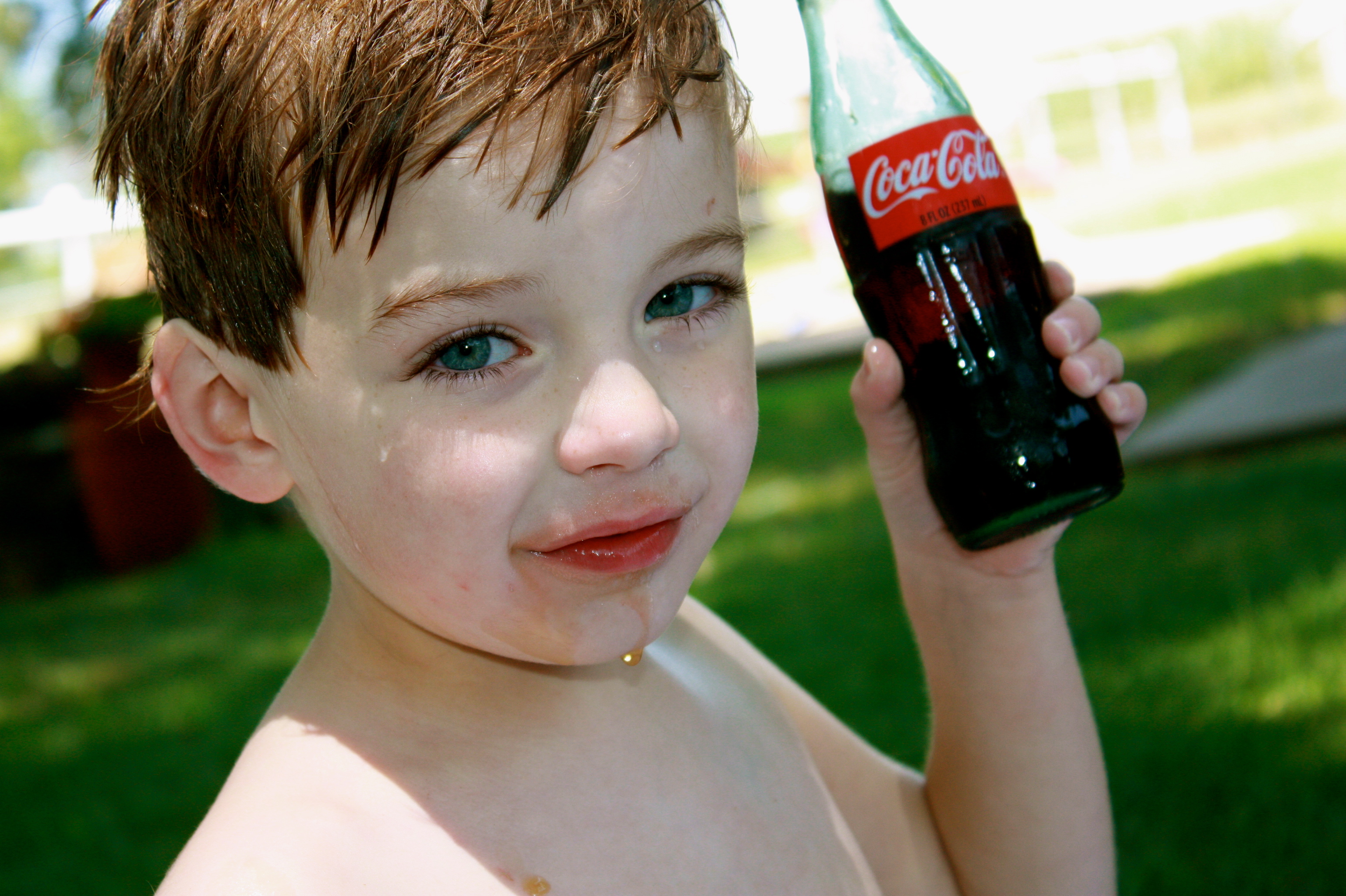 Человек пьющий колу. Дети пьют газировку. Пьет газировку. Ребенок пьет колу. Кока кола для детей.