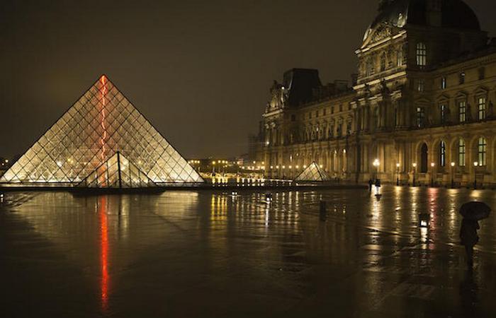 A view at night of the main entrance to the Louvre museum and its pyramid, on March 24, 2015 in Paris. AFP PHOTO / JOEL SAGET        (Photo credit should read JOEL SAGET/AFP/Getty Images)