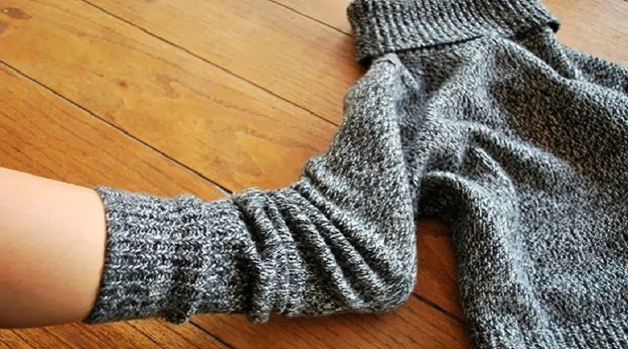 Из старых носок что можно. Носки из рукавов. Носки из рукава свитера. Носки из старых свитеров. Носки из рукавов старого свитера.